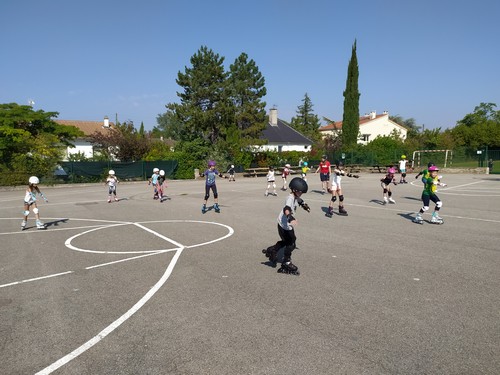 Cours de roller en extérieur pour les enfants